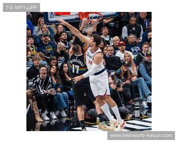 快船球员乔治关键回合犯规动作 裁判未吹罚决定比赛 快船球员乔治关键回合犯规动作 裁判未吹罚决定比赛