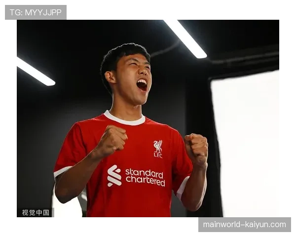 日本远藤航中场拦截，对抗欧洲力量型中场的身体对抗与技术运用